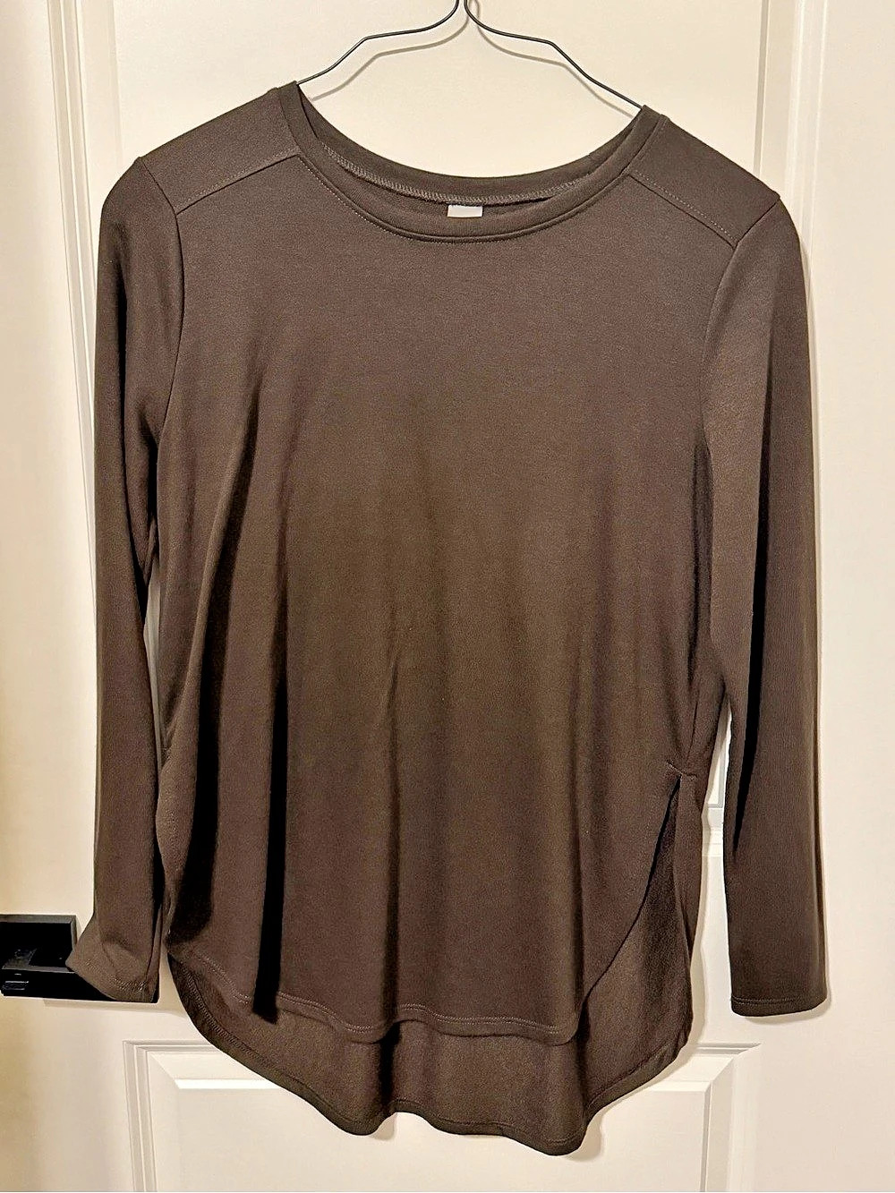 monob Long Sleeve Curved Hem Top in Olive Large Like New